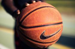 开云体育中国官网-银箭破晓，拉塞尔点燃赛场，梅赛德斯力克迈凯伦的战术革命