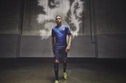 开云在线直播-红牛王朝的黄昏？拉塞尔统治全场，梅赛德斯时代或将终结