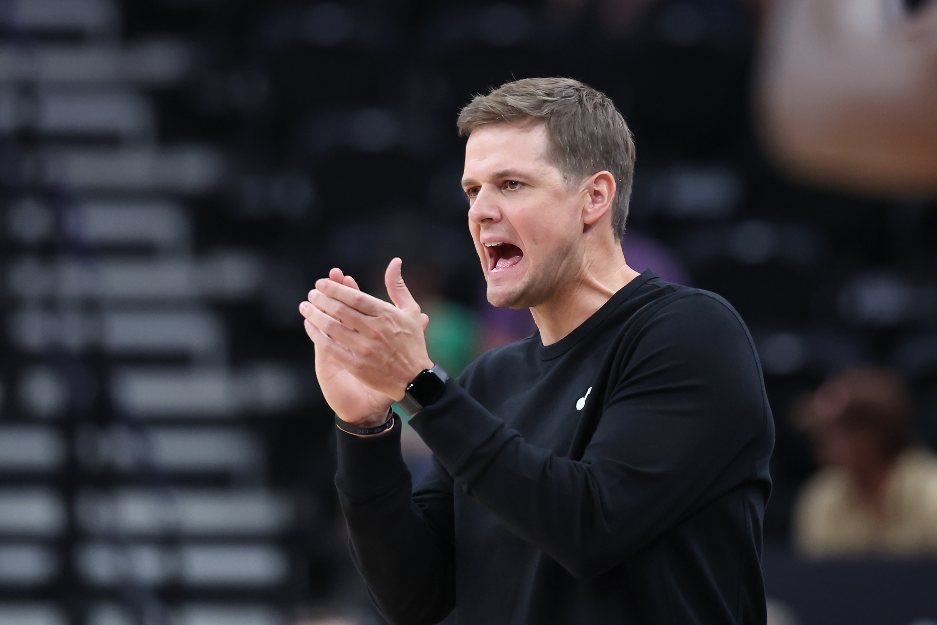 塞尔维亚男篮强势湖人，萨博尼斯制霸全场的简单介绍