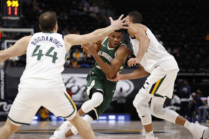 马刺轻取尼克斯,锡安打破历史纪录 马刺轻取尼克斯,锡安打破历史纪录