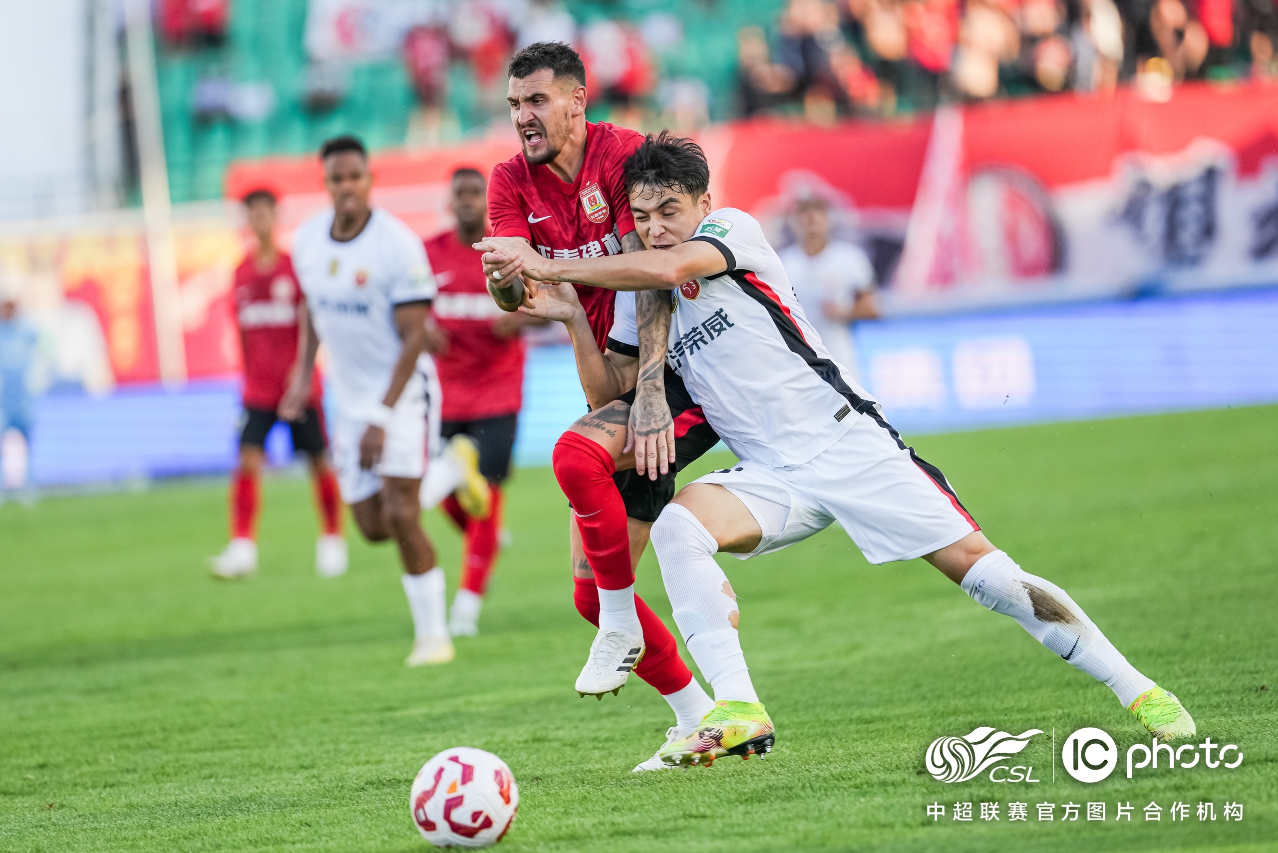 关于足球赛场上的硝烟弥漫,亚洲球队一决高下的信息 关于足球赛场上的硝烟弥漫,亚洲球队一决高下的信息