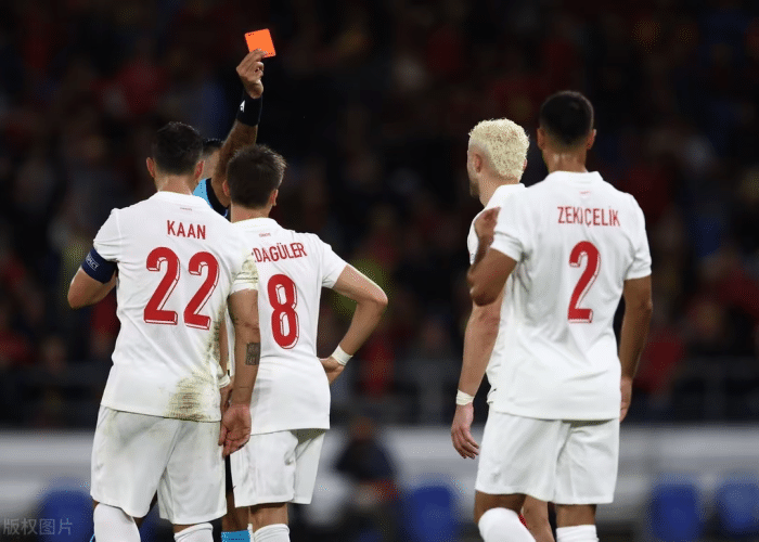 包含土耳其主场逼平冰岛，欧洲杯资格战激烈拉开的词条