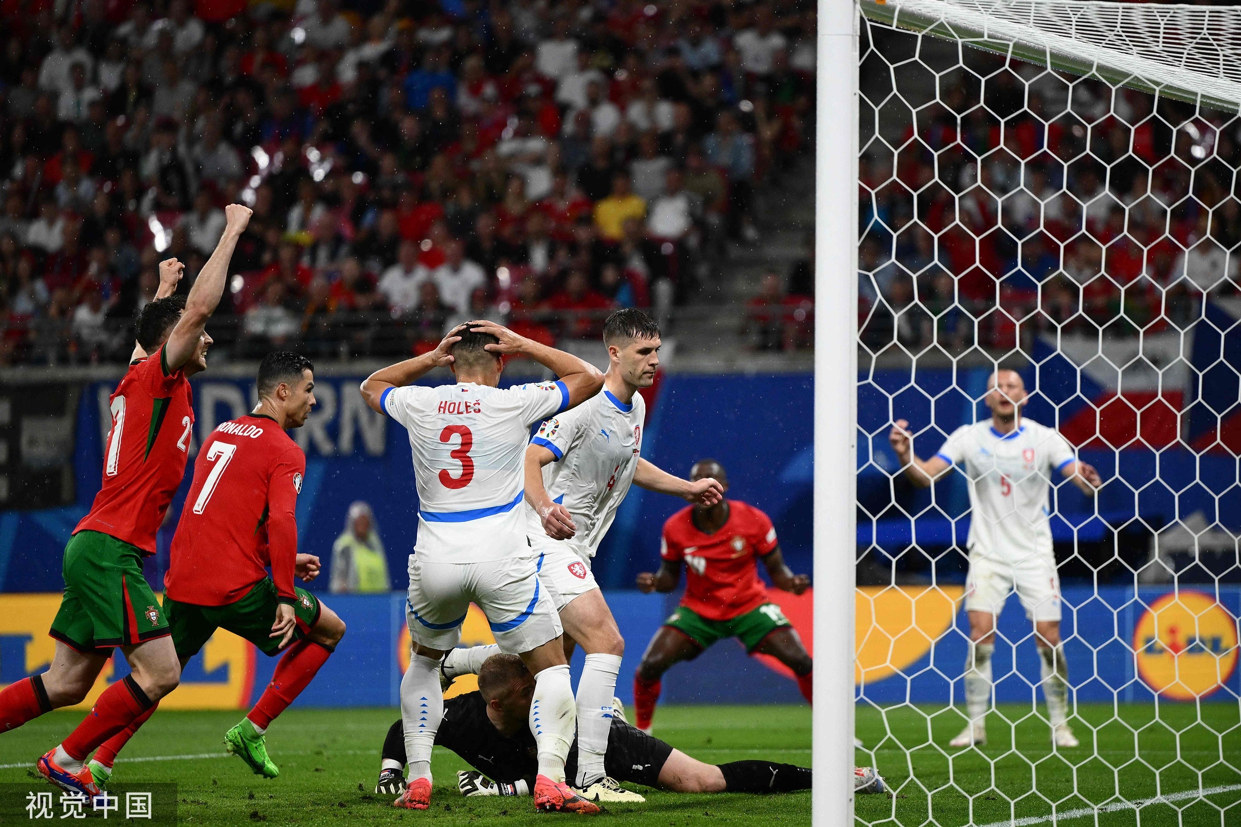 包含欧洲杯赛事激战正酣,球员努力拼搏的词条 包含欧洲杯赛事激战正酣,球员努力拼搏的词条