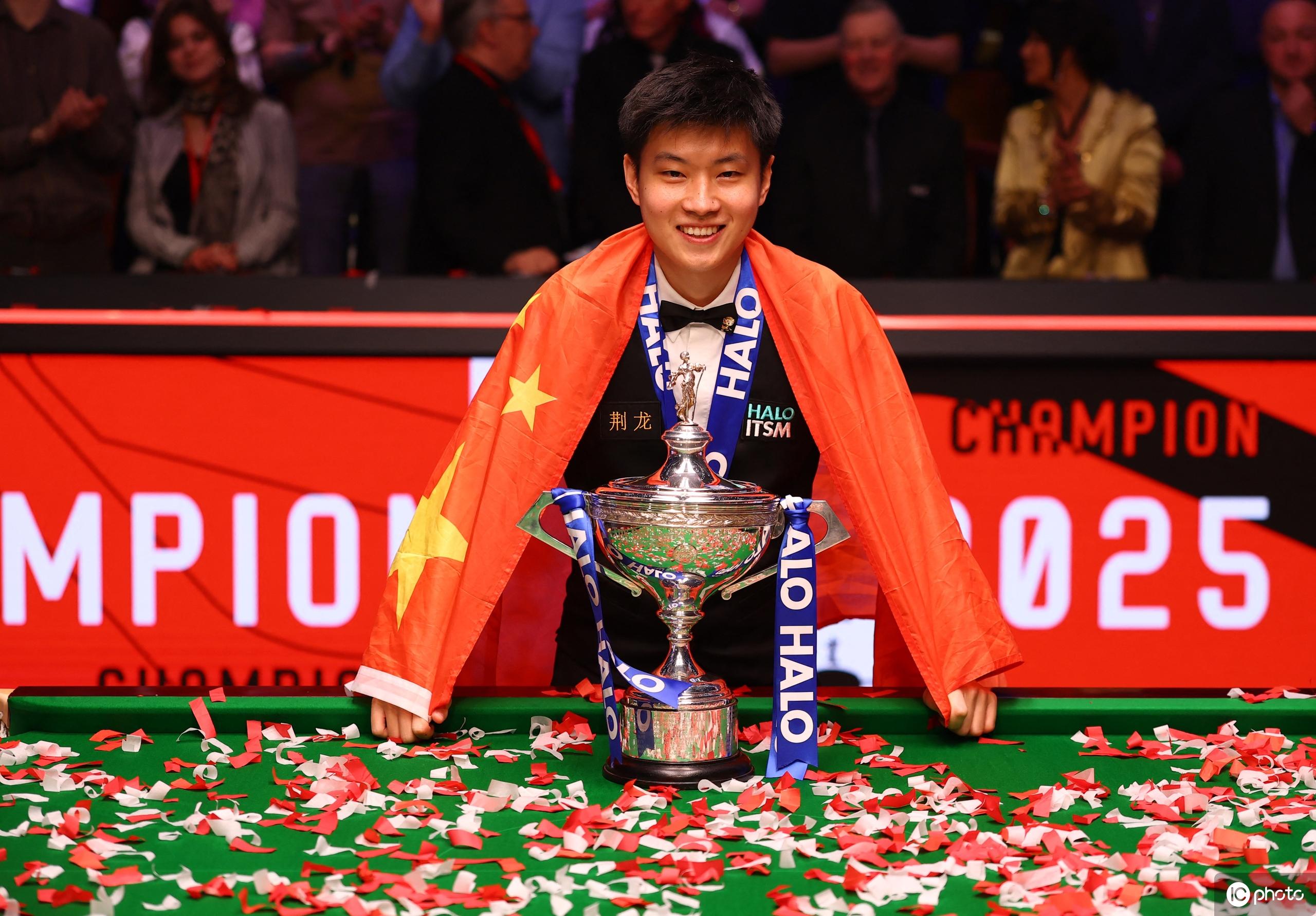 运动员在比赛中发挥出色,赢得掌声 运动员在比赛中发挥出色,赢得掌声