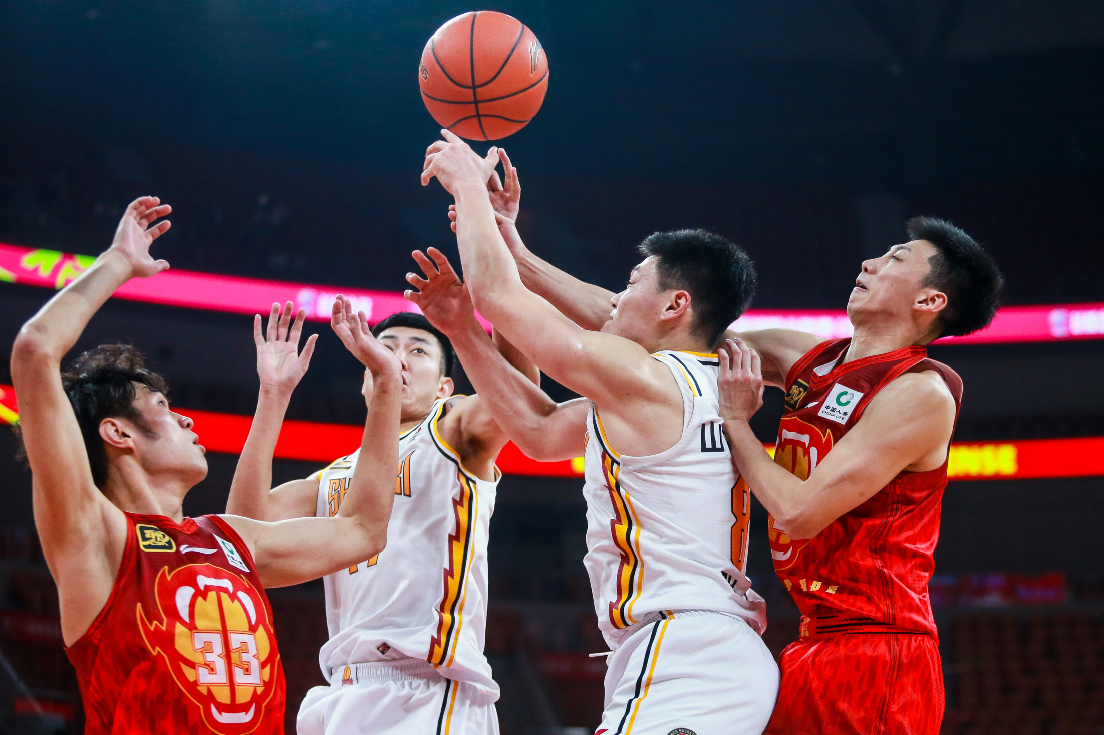 广东队在比拼中夺得比赛胜利 广东队在比拼中夺得比赛胜利