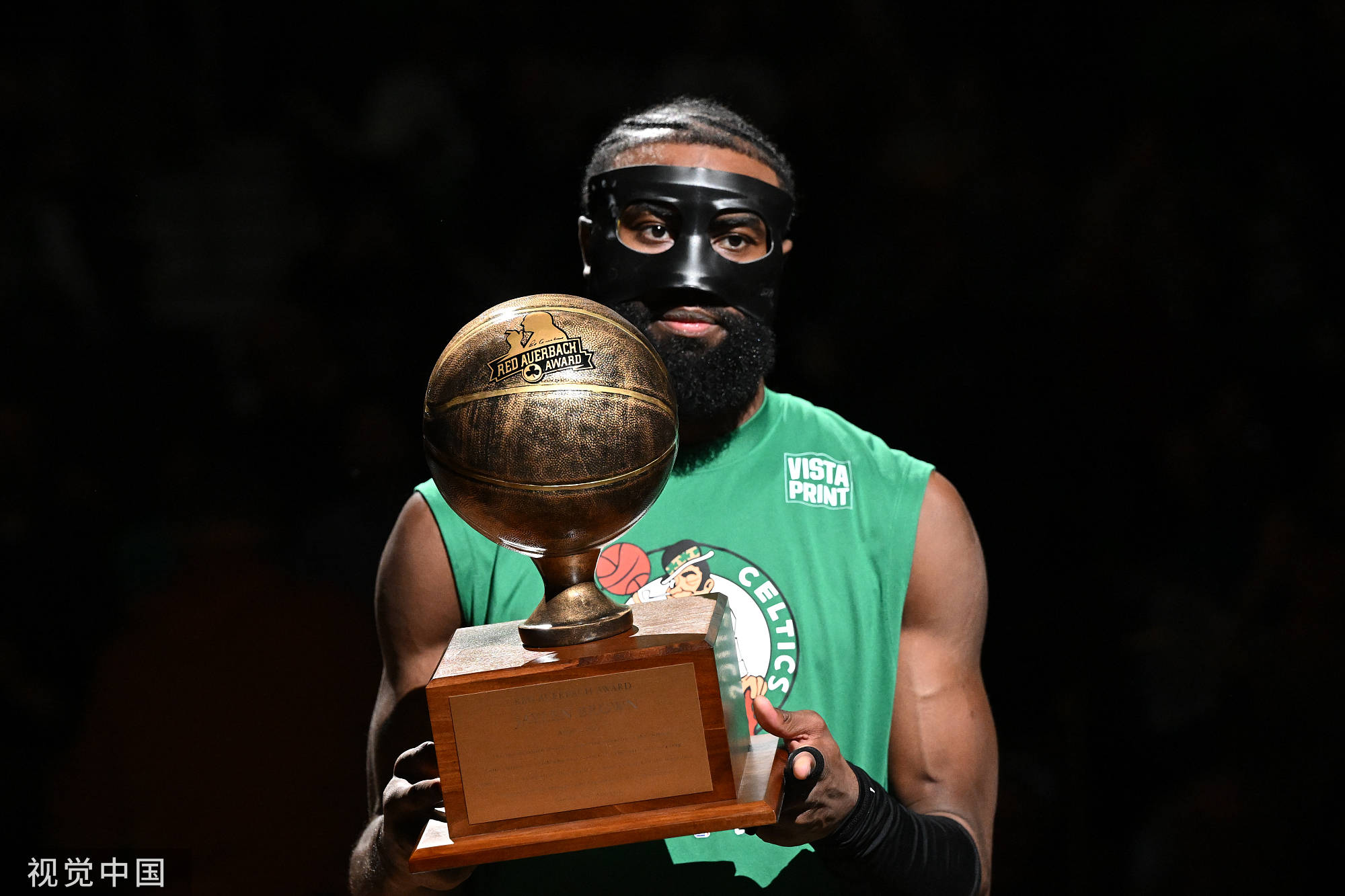 波兰男篮逆转魔术，杰伦·布朗完成帽子戏法的简单介绍