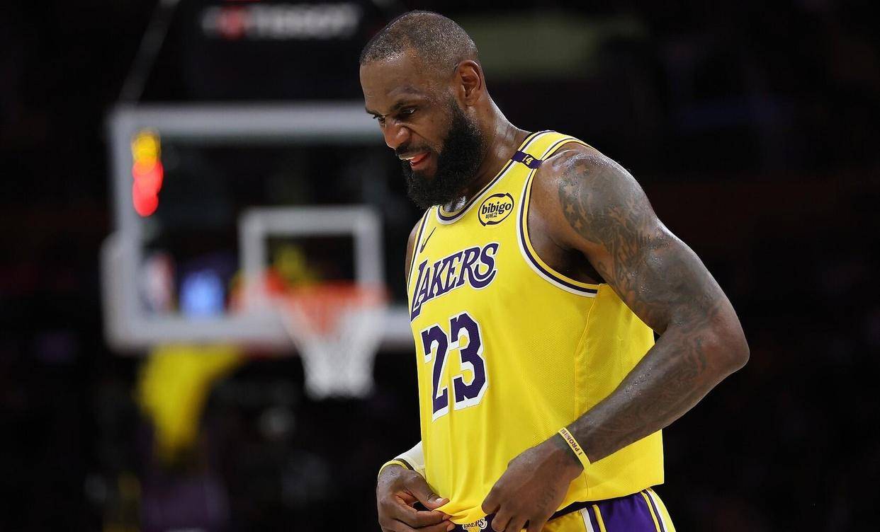 尼克斯碾压广州队，詹姆斯高光表现