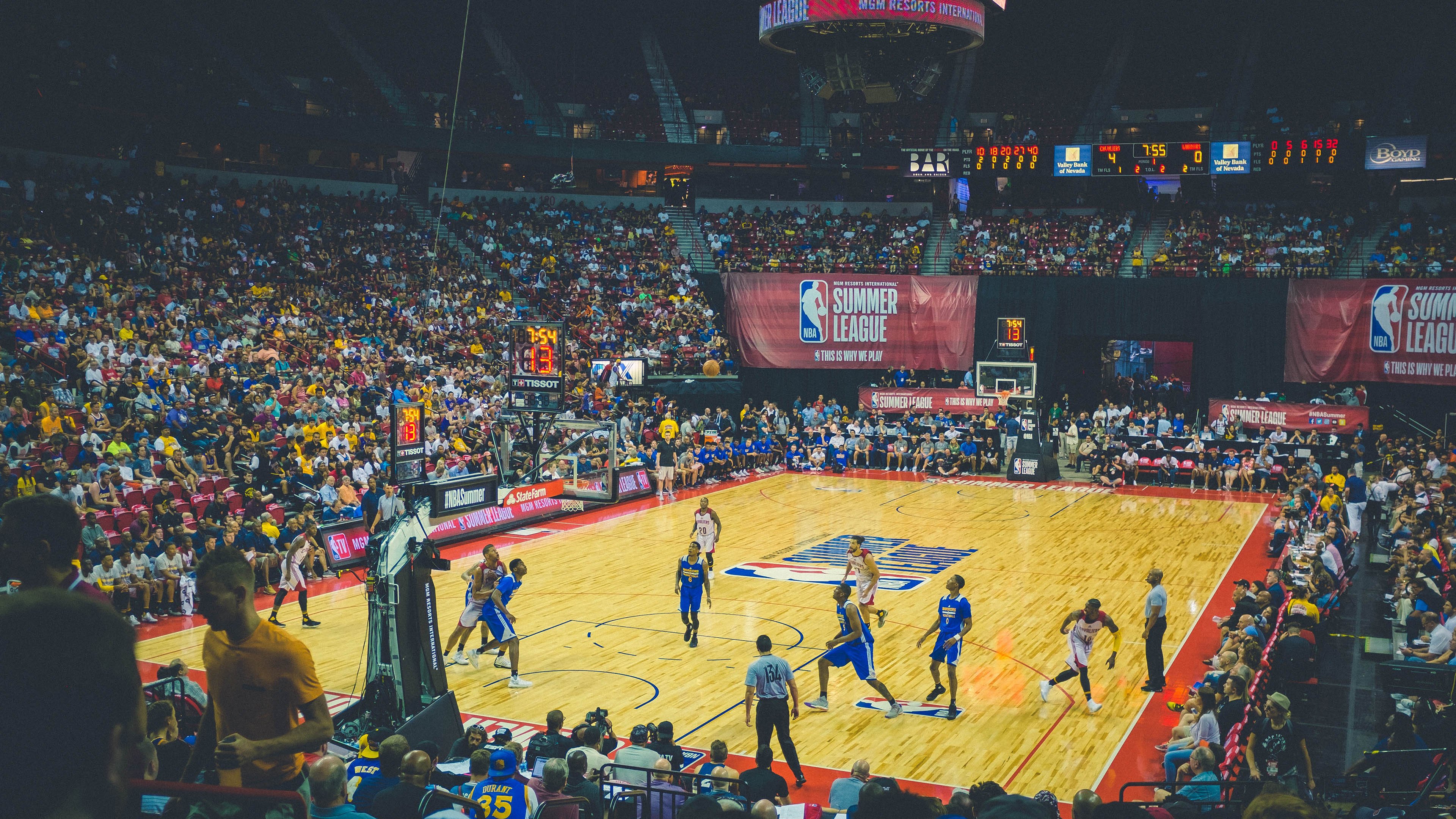 意甲焦点战之夜，伦纳德状态火热，当篮球巨星跨界点燃绿茵激情